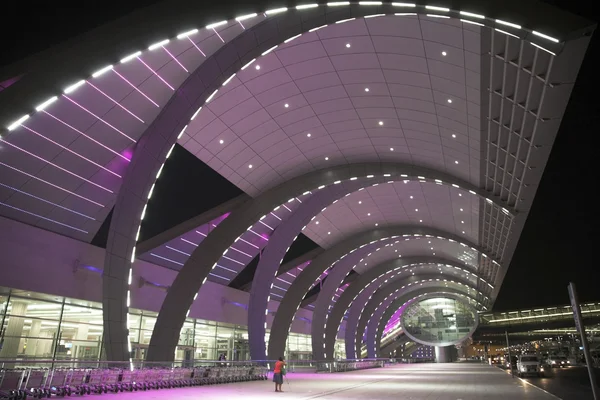 Dubais flygplats terminal nattetid — Stockfoto