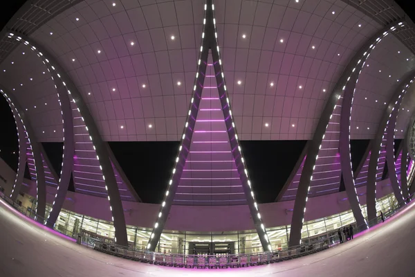 Terminal dell'aeroporto di Dubai di notte — Foto Stock