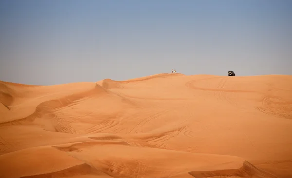 Desert, sand and a car with passengers — Stock Photo, Image