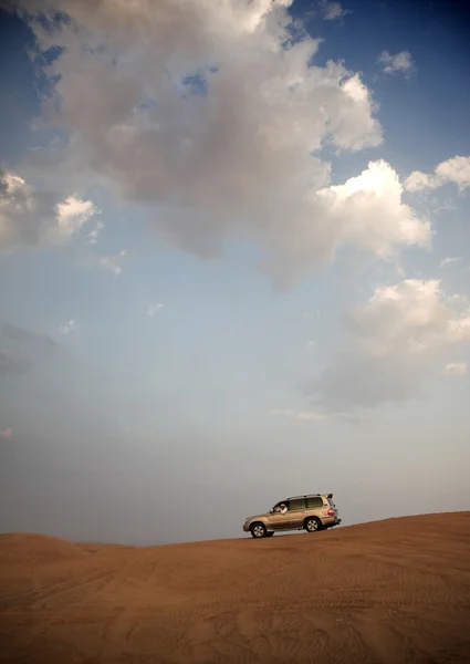 SUV στην έρημο — Φωτογραφία Αρχείου