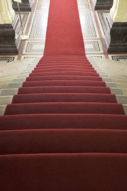 merdiven ve kırmızı halı