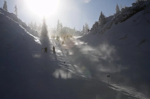 Skiërs in de hoge bergen — Stockfoto