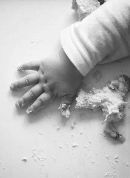Mano del bambino con resti di farina — Foto Stock