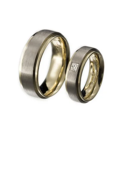 黄色和白色的金结婚戒指，设置与公主切割钻石，白色的背景 — 图库照片