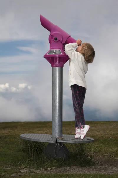Ребенок смотрит в телескоп — стоковое фото