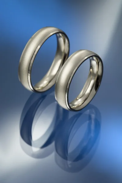 A pair of handmade simple white gold wedding bands. — Stock Photo, Image
