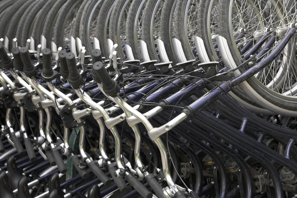 Alquiler de bicicletas, un montón de bicicletas azules — Foto de Stock