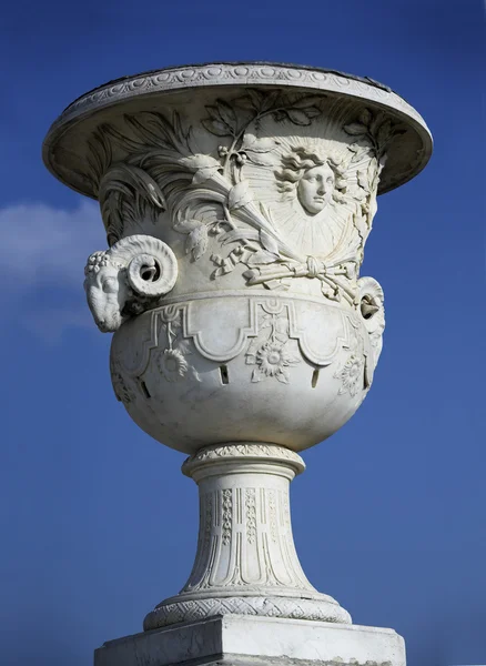 Enorme fretwork stenen vaas in de tuin van de beroemde Franse kasteel, versailles — Stockfoto