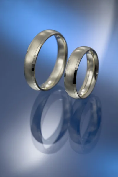 A pair of handmade simple white gold wedding bands. — Stock Photo, Image