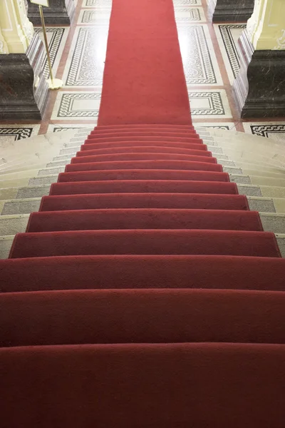 Лестница и красная дорожка — стоковое фото