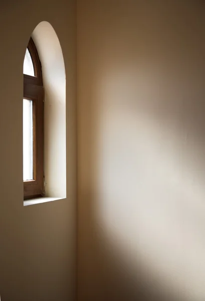 Окно, луч солнца и пустая стена — стоковое фото