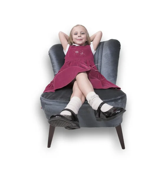Sandalye üzerinde küçük kız — Stok fotoğraf