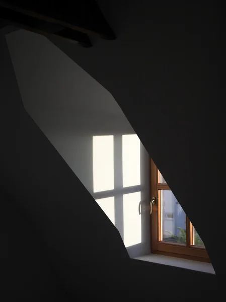 Luzes de pôr do sol através de uma janela de mansarda — Fotografia de Stock