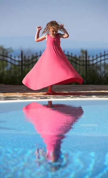 Kis lány táncol a medence mellett — Stock Fotó