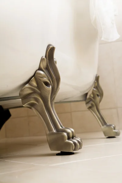 Bathtub in classic style, lion legs — Stock Photo, Image