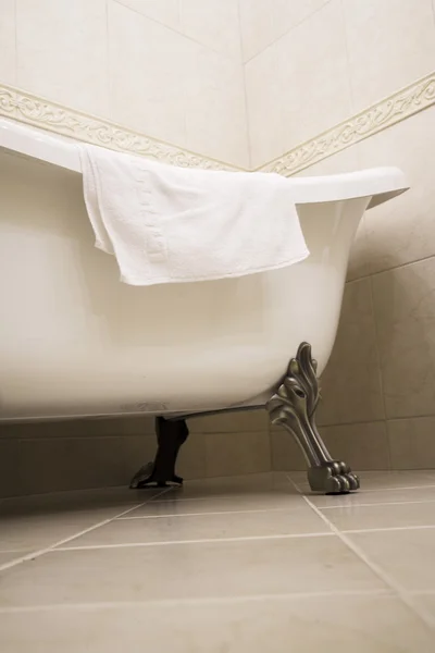 Badewanne und Handtuch — Stockfoto