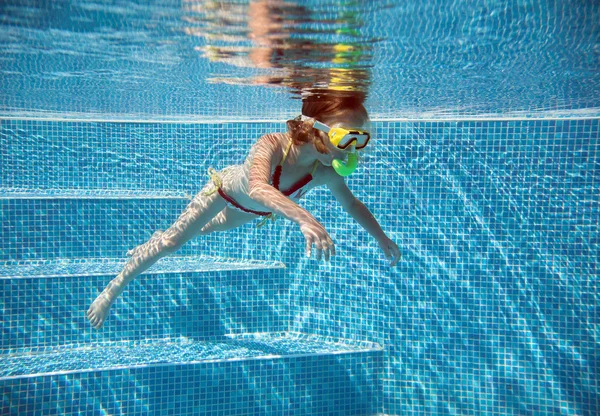Κοριτσάκι κάτω από το νερό στην πισίνα — Φωτογραφία Αρχείου