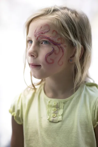 Dívka s namalovaným obličejem — Stock fotografie