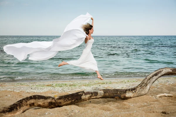 Mulher bonita corre na praia — Fotografia de Stock