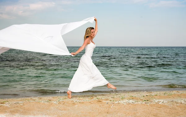Schöne Frau läuft am Strand — Stockfoto