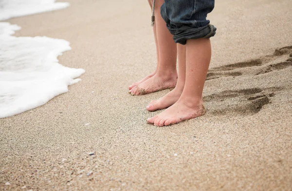 Mezítláb lábak a homok — Stock Fotó