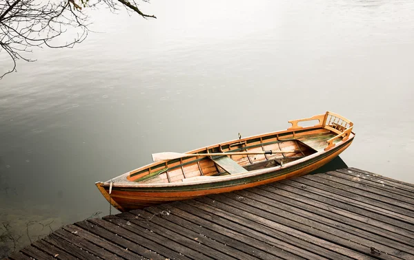 Promem trochę łódź wiosłowa, w deszczowa pogoda — Zdjęcie stockowe
