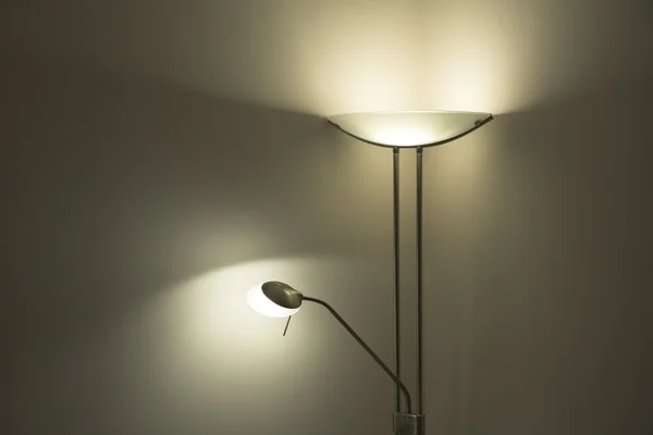 Lampa mot väggen — Stockfoto