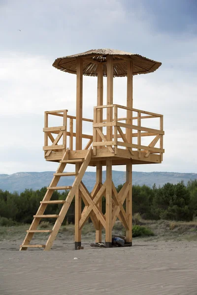 Ratownik na plaży wieża woda — Zdjęcie stockowe