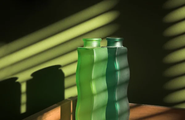 Vazen en gestreepte verlichting — Stockfoto