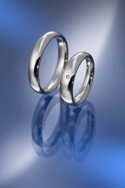一对结婚戒指与璀璨切割钻石 — 图库照片