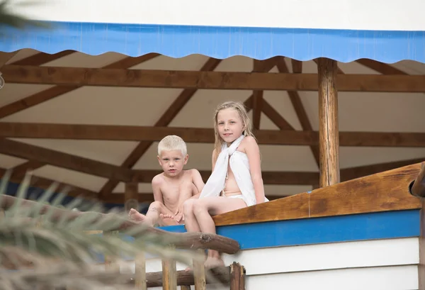 Kids sitting on a roof — Stock Photo, Image