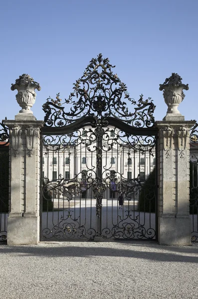 Середньовічний орнаментований паркан деталь саду королівського замку — стокове фото