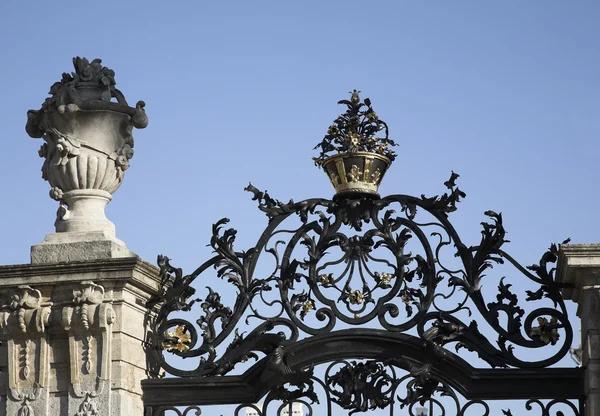 Medeltida ornamenterade staket detalj av en kunglig Borg s trädgård — Stockfoto