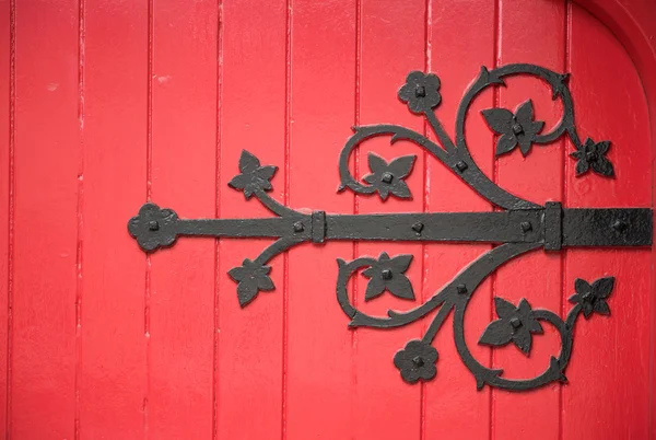 Rote Holztür mit dekorativem Element — Stockfoto