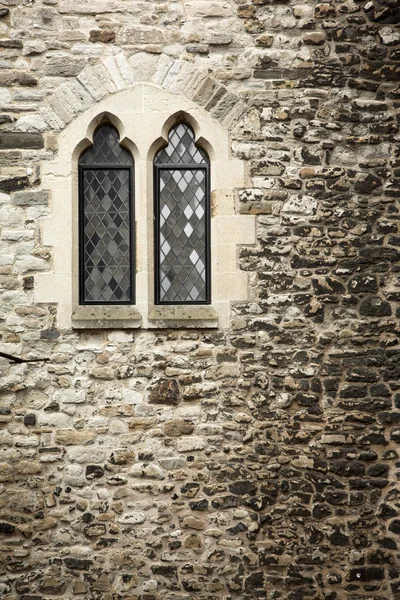 Двойные окна на средневековой стене церкви — стоковое фото
