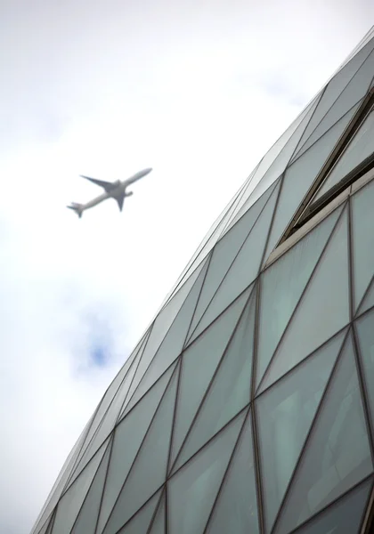 Αεροσκάφος πετά κοντά σε ένα κτίριο γυάλινη οροφή — Φωτογραφία Αρχείου