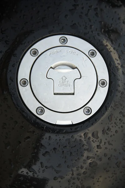 Bouchon de carburant moto noir humide — Photo