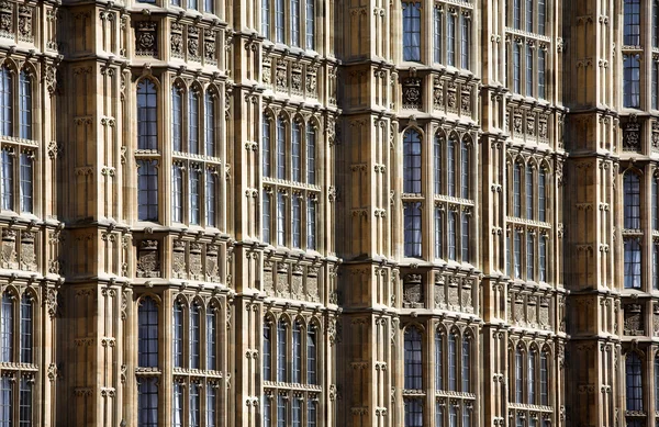 Parede e janelas do edifício gótico velho — Fotografia de Stock