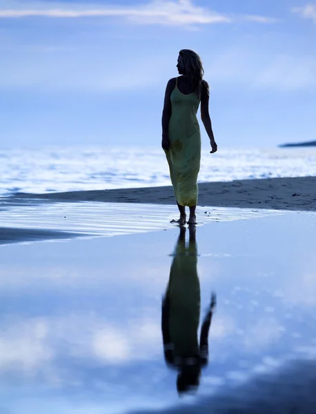 Nő a sziluett a strandon — Stock Fotó