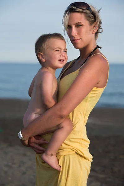 Madre con un bebé —  Fotos de Stock