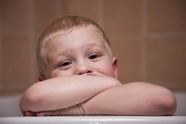 Fröhlicher Junge im Badezimmer — Stockfoto