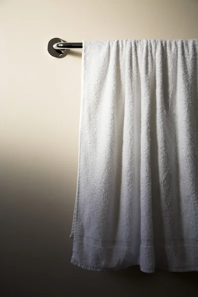Белое полотенце на стене в ванной комнате — стоковое фото