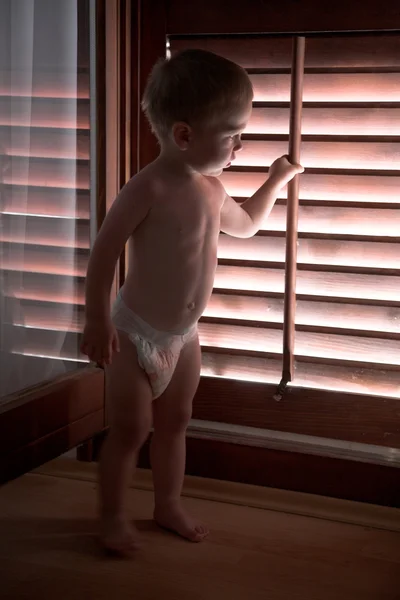 Bebê pelas cortinas — Fotografia de Stock