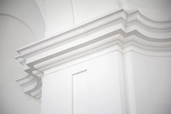 Detalhe clássico branco da parede do edifício — Fotografia de Stock