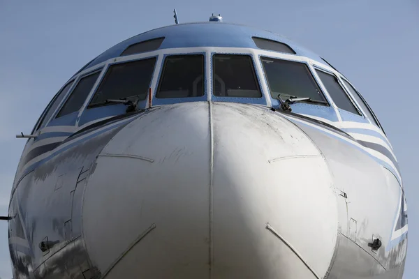 Μύτη του αεροσκάφους τεράστια, παλιά, υπεργηρώς — Φωτογραφία Αρχείου