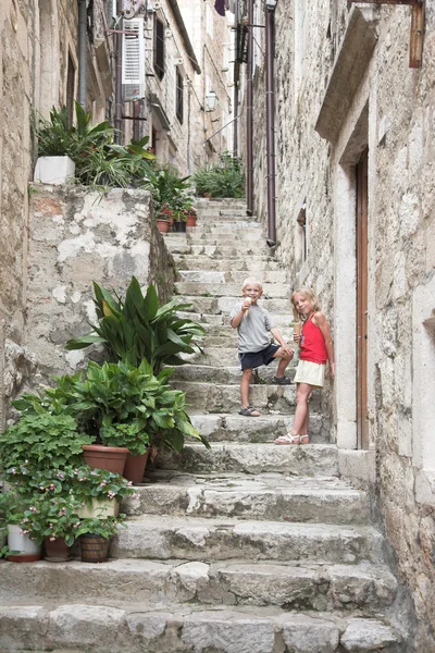 Узкая лестница в старом городе, Дубровник — стоковое фото