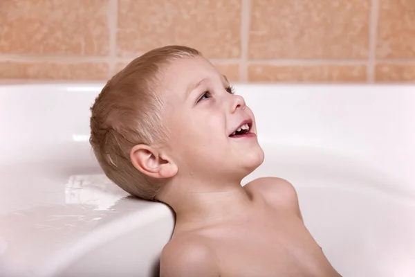 Liten pojke i badkar — Stockfoto