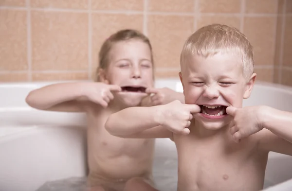 Dvě děti hrají v koupelně — Stock fotografie