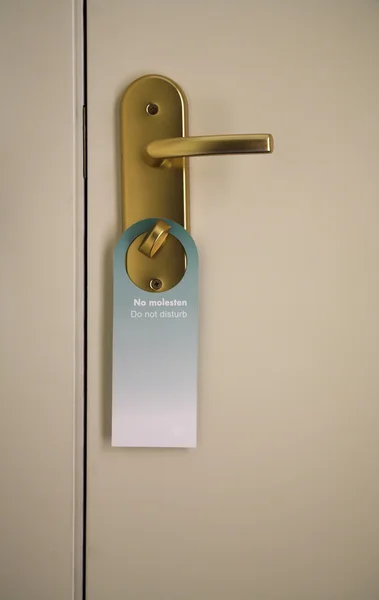 Дверная ручка со знаком — стоковое фото