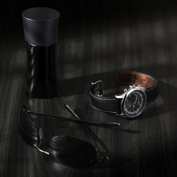 Мужские духи, часы и солнцезащитные очки — стоковое фото